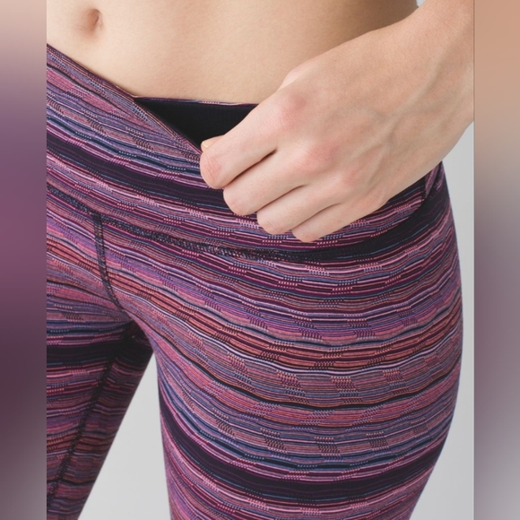 Lululemon Wunder Under Crop III - Picture 6 of 8